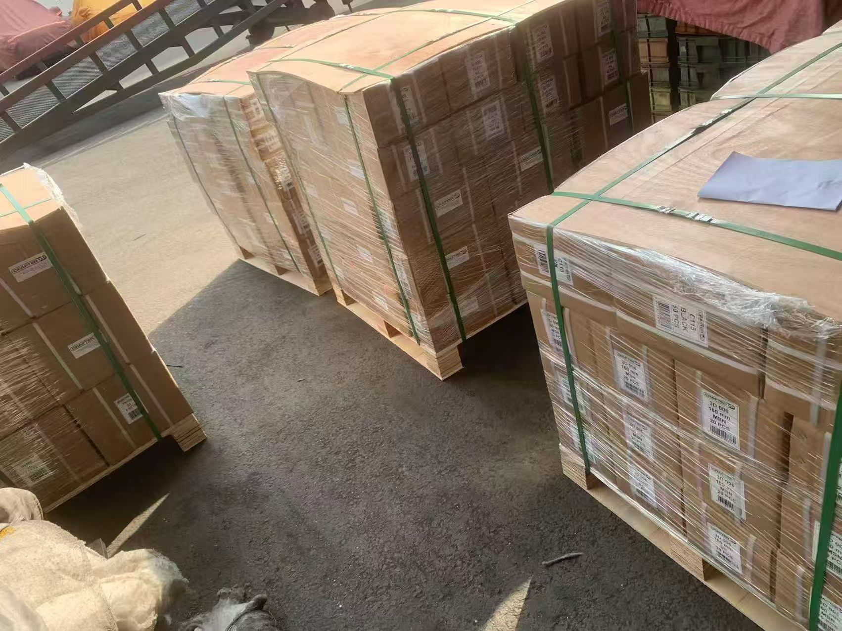 Chargement de marchandises chaque jour dans une usine de charnières de haute qualité